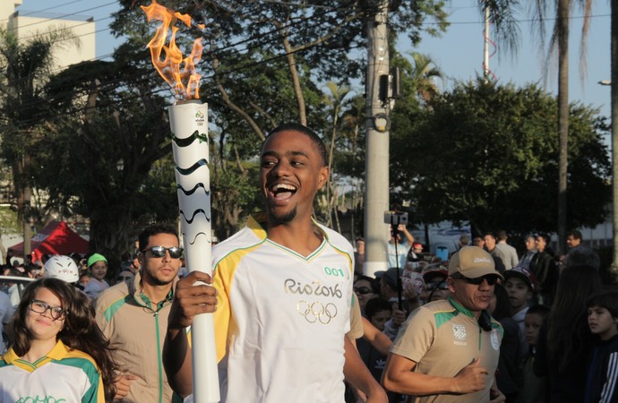 Pulinho, filho de João do Pulo, desfilou com a tocha olímpica por Taubaté (Foto: Carlos Santos/GloboEsporte.com)