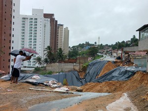 Chuvas causaram novo deslizamento de terra no bairro de Mãe Luiza, em Natal (Foto: Rafael Barbosa/G1)