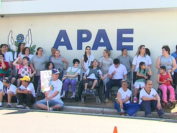 Apae de São Carlos faz manifestação contra medida do Plano Nacional de Educação (Foto: Felipe Lazzarotto/ EPTV) Apae de São Carlos faz manifestação contra medida do Plano Nacional de Educação (Foto: Felipe Lazzarotto/ EPTV)