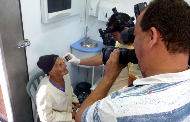 Dona Olindina passou por dois exames e não pode fazer cirurgia de catarata (Foto: Lucas Bretas)