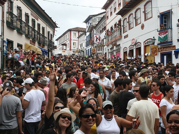 Foliões comemoram na Praça da Quitanda, em Diamantina, Minas Gerais (Foto: Eugenio Moraes/HOJE EM DIA/AE)