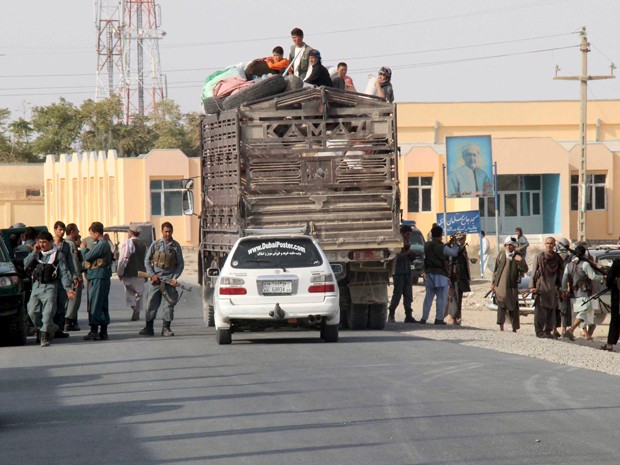 Moradores de Kunduz deixam a cidade após talibãs assumirem o controle do local, na segunda (28) (Foto: Reuters/Stringer)