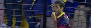 Daniel Alves come banana jogada por torcedor (Reprodução)