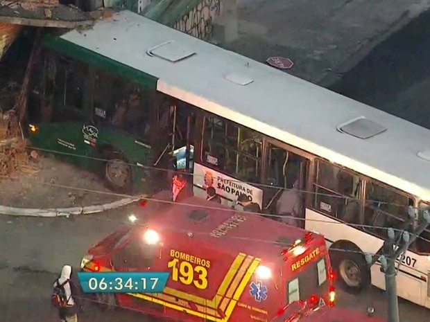 Ônibus colidiu com estabelecimento comercial na Rua Vergueiro, destruindo a porta e a marquise do local (Foto: Reprodução/TV Globo)