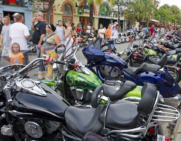Público observa as motociclistas do evento que reúne quase 10 mil motociclistas, nos EUA, para angaror fundos para instituições de caridade. (Foto: Rob O'Neal/Florida Keys News Bureau/Reuters)
