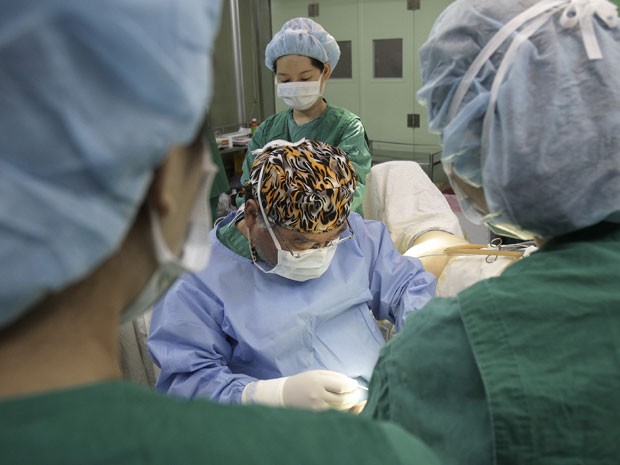 O mdico Kim Seok-Kwun em uma cirurgia de mudana de sexo (Foto: Ahn Young-joon/AP)