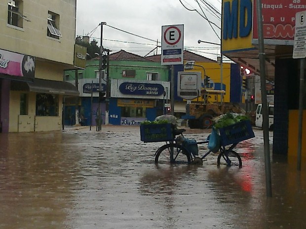 Chuva inundou Centro de Poá (Foto: Roney Domingos/G1)