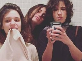Linzmeyer mostra a calcinha em foto com namorada no banheiro (reprodução/ instagram)