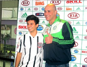 Marcos recebe torcedores do Palmeiras no hotel (Foto: Diego Ribeiro / Globoesporte.com)