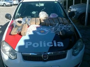 Droga apreendida pela polícia em terreno baldio. (Foto: Divulgação/PM)