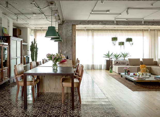 apartamento-decoracao-estudio-vitor-penha-estilo-industrial-concreto-aparente-area-social (Foto: Edu Castello/Editora Globo)