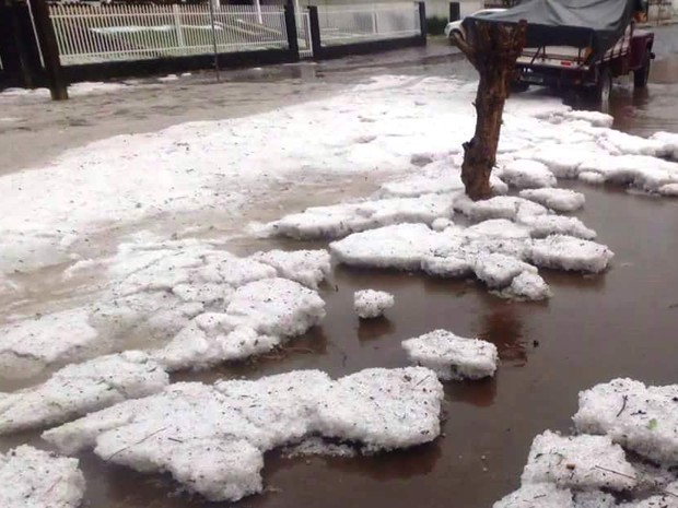 G1 Chuva de granizo atinge Curitibanos e danifica casas notícias em