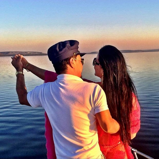 Zezé Di Camargo e a namorada, Graciele Lacerda, curtem passeio de barco em Cuiabá, Mato Grosso (Foto: Instagram/ Reprodução)