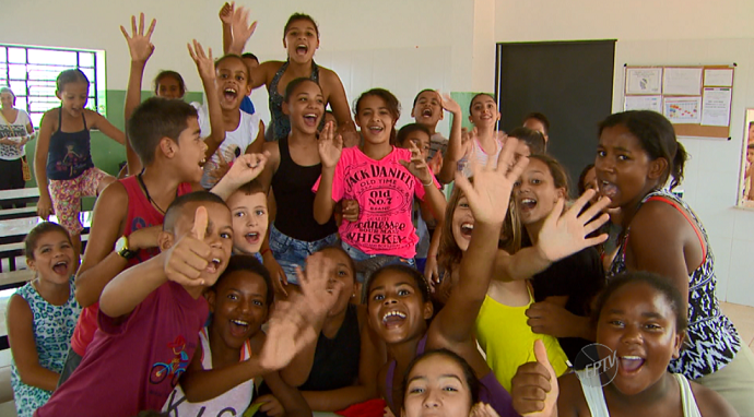 A criançada do Projeto Gente Nova, em Campinas (SP), agradece pelas doações (Foto: reprodução EPTV)