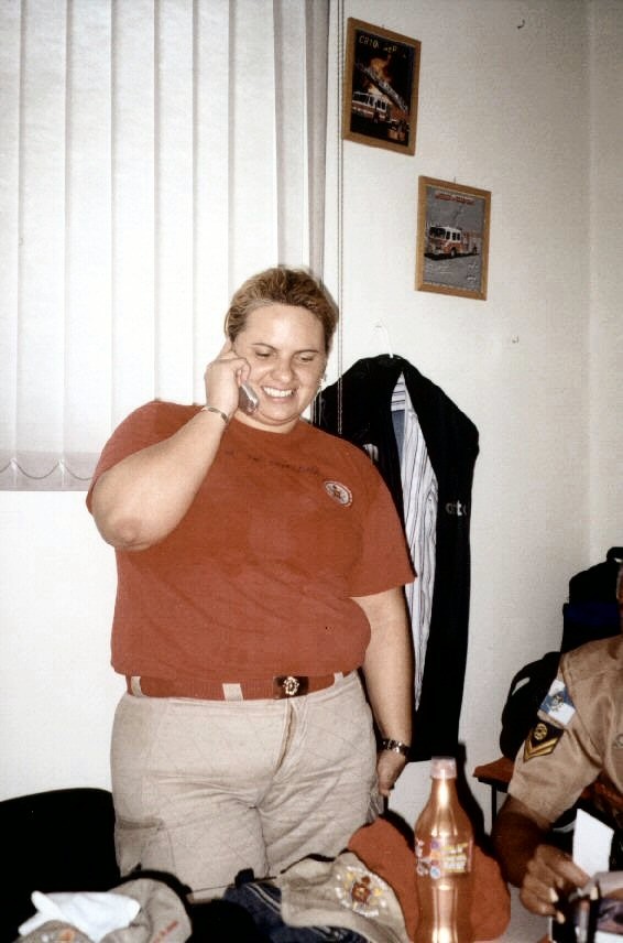 Patricia Sevecenco com o uniforme de bombeira (Foto: Arquivo pessoal)