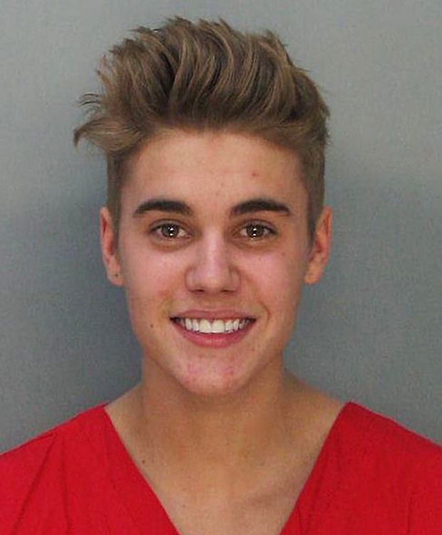 Justin Bieber fichado na polícia de Miami (Foto: AP)