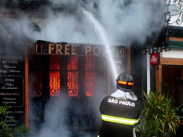 Incêndio destruiu loja na região central de Ilhabela neste sábado (8). (Foto: Caio Gomes/arquivo pessoal)