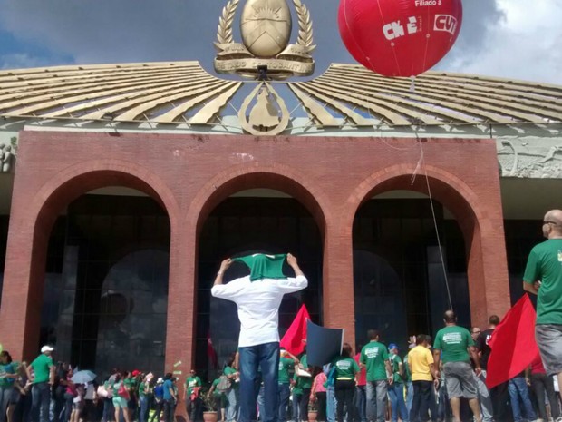 Professores e trabalhadores filiados à CUT se reuniram em frente ao Palácio Araguaia, em Palmas (Foto: Eurílio Silva/G1)