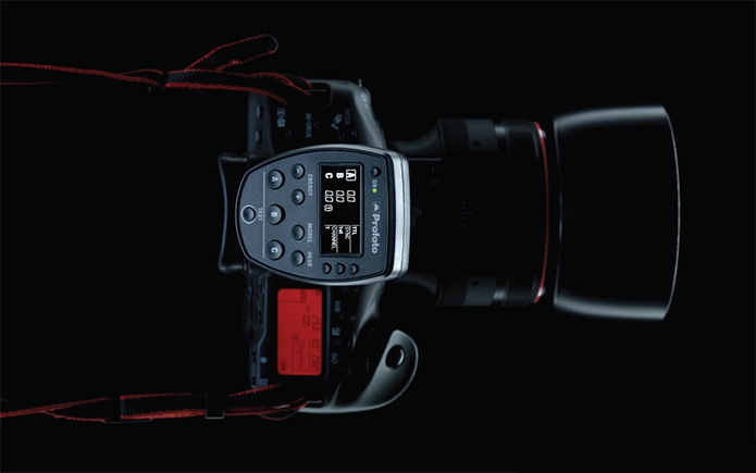 Usuário controla o flash B1 usando o painel anexado à câmeras compatíveis da Nikon e Canon (Foto: Divulgação/Profoto)