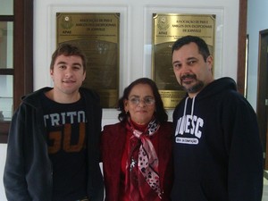 Estudante Emanuel Farias, presidente da Apae, Heloisa de Oliveira e o professor Marcelo Hounsell  (Foto: Vitor Forcellini/Udesc)