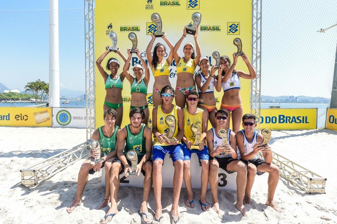 Pódio do Circuito Banco do Brasil Sub-17 de vôlei de praia (Foto: Divulgação/CBV)