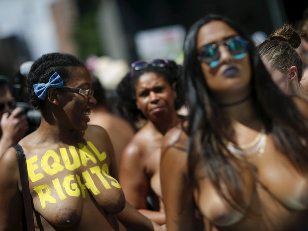 Mulheres participaram de manifestaÃ§Ã£o pelo direito de andarem sem camisa em pÃºblico, nos Estados Unidos (Foto: Eduardo Munoz / Reuters)