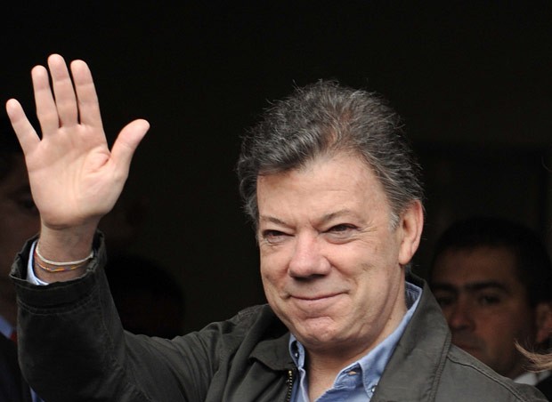 O presidente da Colômbia, Juan Manuel Santos, chega à clínica Santa Fe, em Bogotá, para ser operado nesta quarta-feira (3) (Foto: AFP)