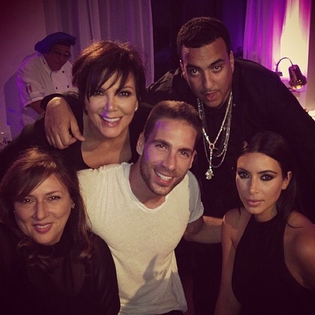 Kim Kardashian com a mãe, Kris Jenner, e amigos na festa de Khloe Kardashian  (Foto: Instagram/ Reprodução)