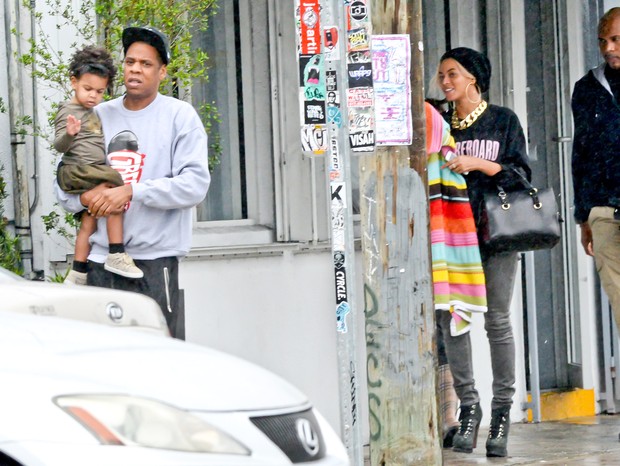 Beyoncé e Jay-Z deixam restaurante com a filha após sair de festinha (Foto: Grosby Group)