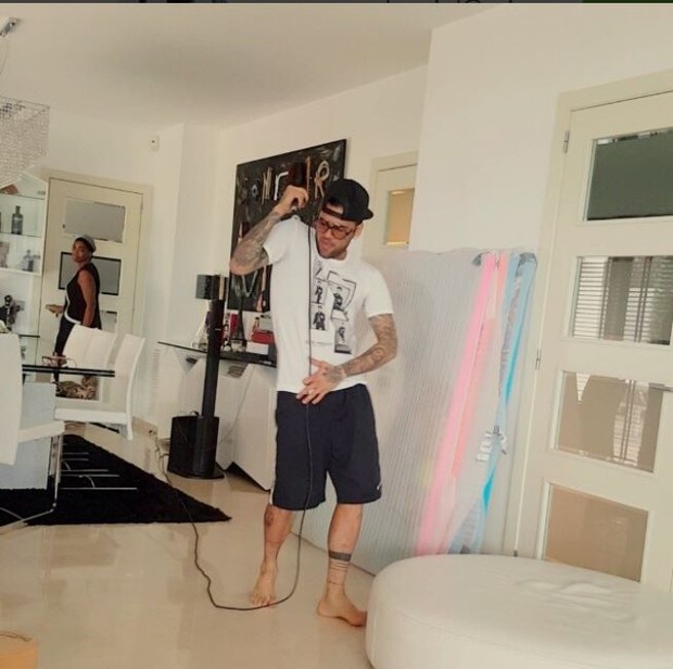 Daniel Alves mostra rebolado e canta em tarde de karaokê na Espanha (Foto: Reprodução do Instagram)