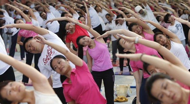 'Mega dia do ioga' é realizado neste domingo em Kuala Lumpur, na Malásia (Foto: Samsul Said/ Reuters)
