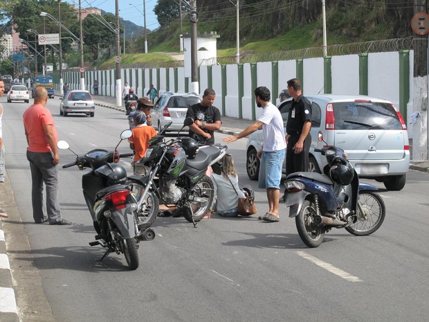 G1 Acidente de moto deixa duas pessoas feridas em São Vicente SP