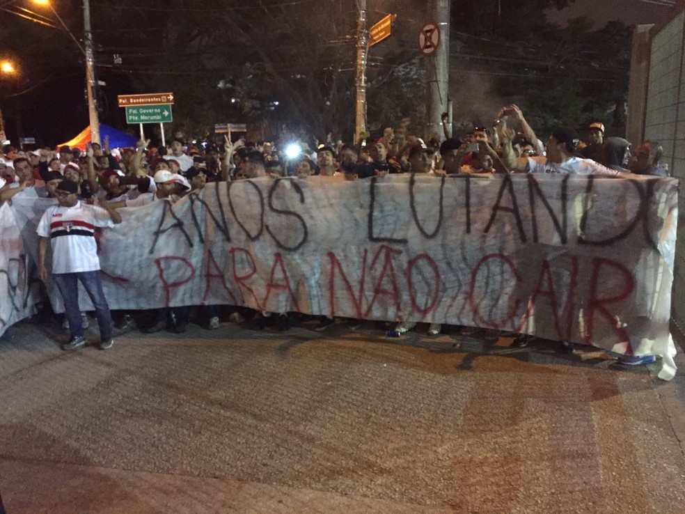 Protesto de torcedores do São Paulo em frente ao Morumbi (Foto: Marcelo Hazan)