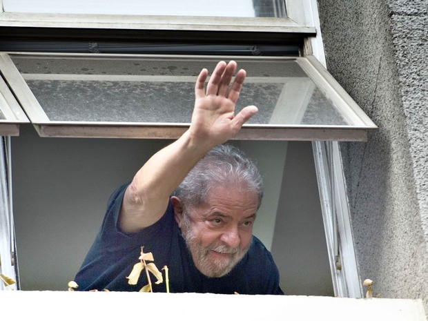 O ex-presidente Luiz Inácio Lula da Silva acena para apoiadores que fazem manifestação em favor dele em frente ao Diretório Nacional do PT em São Paulo (Foto: Nelson Almeida/AFP)