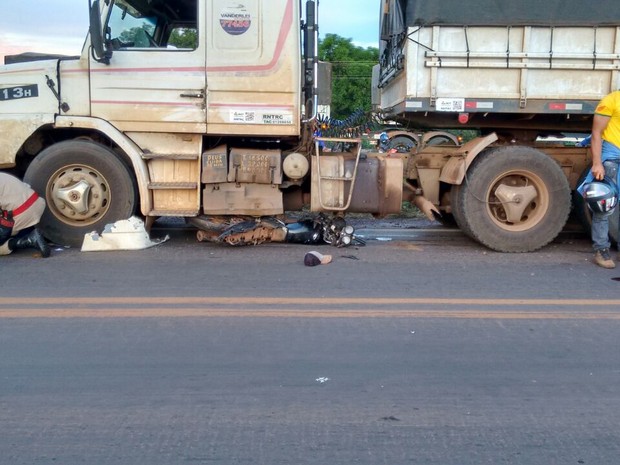 Vítima voltaram de ultrapassagem e ficaram perto de carreta, diz bombeiro (Foto: Leandro Silva/ Arquivo Pessoal)