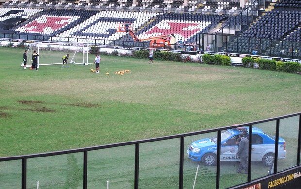 carro de polícia no treino do Vasco em São Januário (Foto: Rafael Cavalieri)