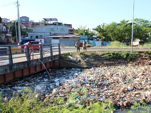 Com cerca de 27 toneladas dirias de lixo retiradas de afluentes na cidade (Foto: Jamile Alves/G1 AM)