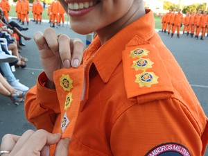 Coronel Vanísia exibe nos ombros o distintivo com as três estrelas douradas que representa a nova patente (Foto: Valéria Oliveira/G1)