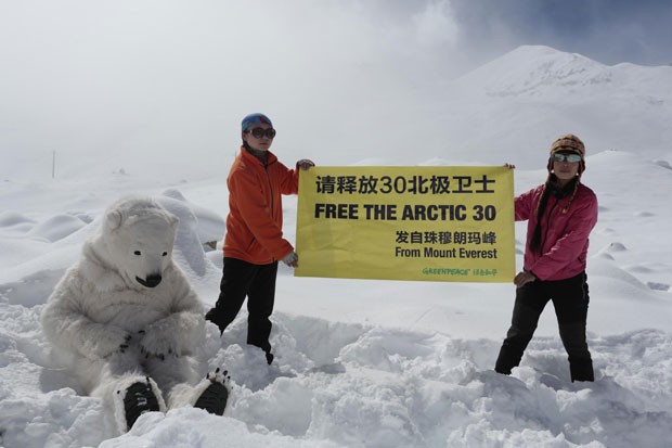 Faixa pedindo a libertação dos '30 do Ártico' é estendida no Monte Everest. Na imagem, é possível ver ativista vestido de urso polar (Foto: Divulgação/Greenpeace)