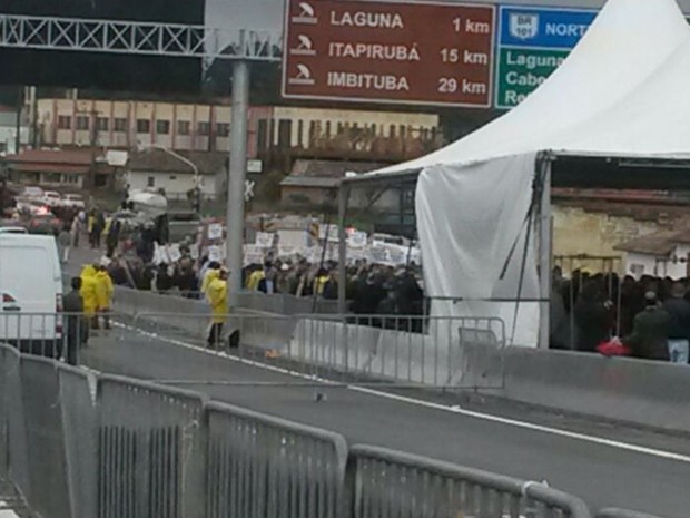 Manifestantes contra e a favor Dilma se reuniram próximo ao local de inauguração, no Sul de SC (Foto: Mariana Faraco/G1)