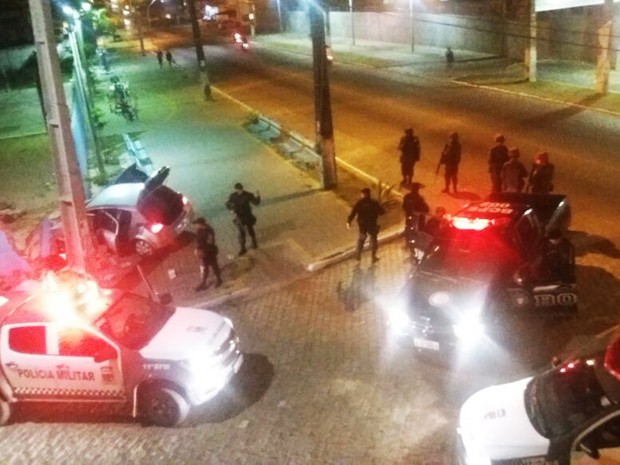 Na fuga, criminosos perderam a direção e bateram carro no muro de uma escola. Mesmo assim, conseguiram escapar (Foto: PM/Divulgação) Na fuga, criminosos perderam a direção e bateram carro no muro de uma escola. Mesmo assim, conseguiram escapar (Foto: PM/Divulgação)
