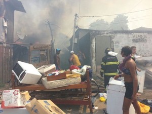 Fogo se alastrou na tarde desta terça-feira (11), em São Vicente (Foto: Adriana Cutino / G1)