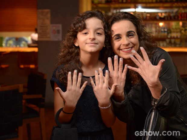 Maria de Médicis assiste ao primeiro capítulo com a filha, Antônia Corado (Foto: Raphael Dias/TV Globo)