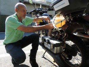 Funcionário público de Itu adapta moto para funcionar com água (Foto: Jomar Bellini / G1)