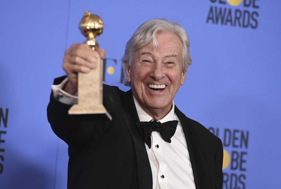 O cineasta holandês Paul Verhoeven comemora o Globo de Ouro de melhor filme em língua estrangeira, que ele venceu com 'Elle' (Foto: ordan Strauss/Invision/AP)