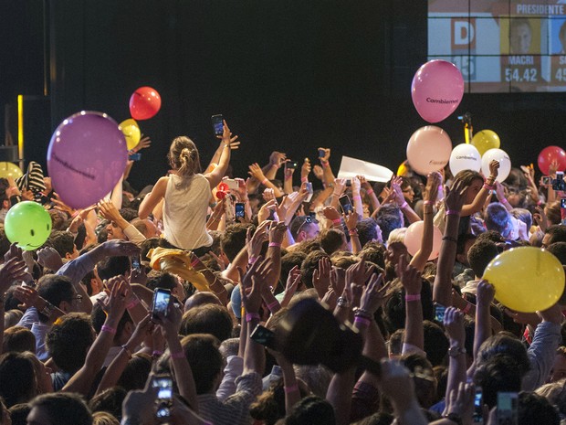 Apoiadores da coalizão Cambiemos comemoram a vitória de Mauricio Macri no segundo turno das eleições presidenciais da Argentina, em Buenos Aires, no domingo (22) (Foto: AFP Photo/Cambiemos - Tony Valdez)