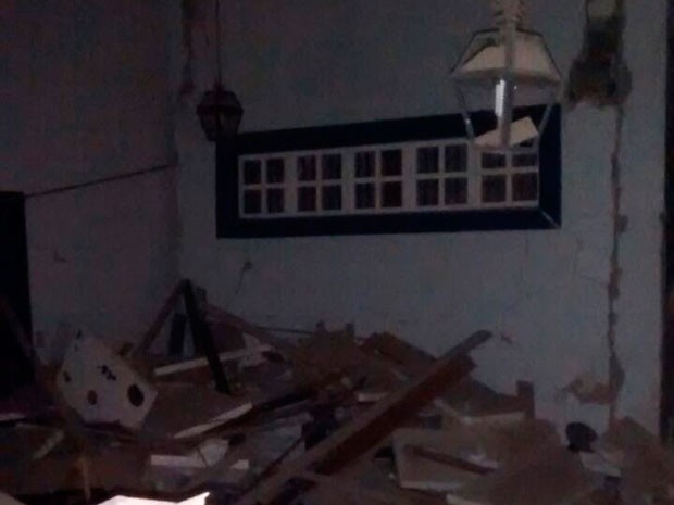 Com explosão, agência do Banco do Brasil ficou destruída (Foto: Fabiano Neves / Site Destaque Bahia)
