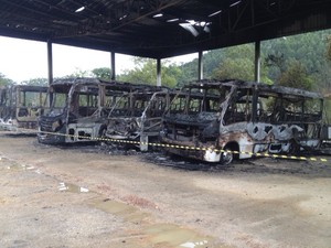 Quatro ônibus foram atingidos pelo fogo (Foto: Naim Campos/RBS TV)