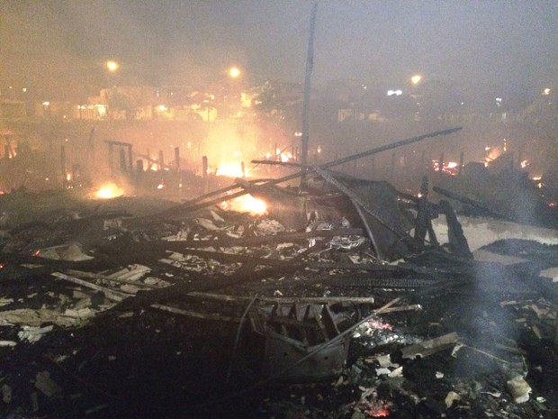 Incêndio destruiu pelo menos 50 moradias (Foto: Adriana Cutino/G1)