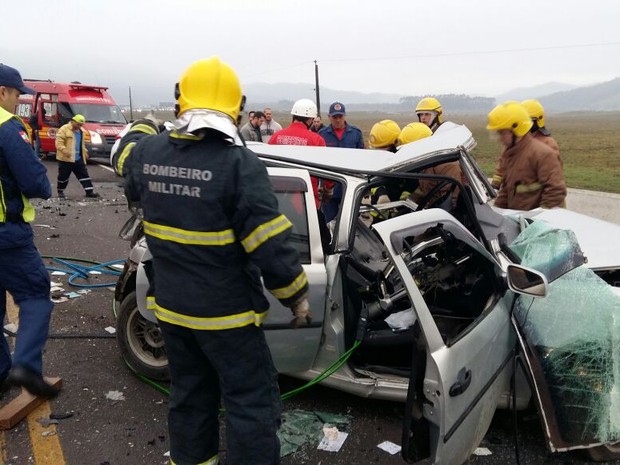 Duas pessoas morreram em acidente em Ilhota, no Vale (Foto: Corpo de Bombeiros/Divulgação)